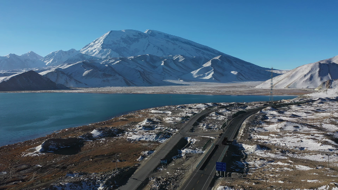 新疆帕米尔高原中巴公路途经慕士塔格雪山